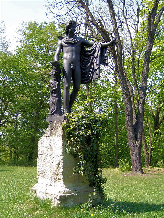 Schloss Wolkenburg----------Apoll von Belvedere als Baumstützer !