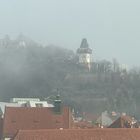 Schlossberg mit Uhrturm im Nebel