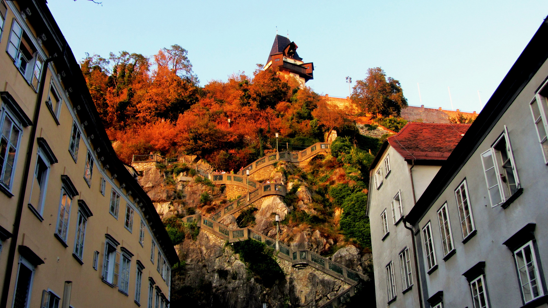 Schloßbergstiege mit Uhrturm in der Abendsonne