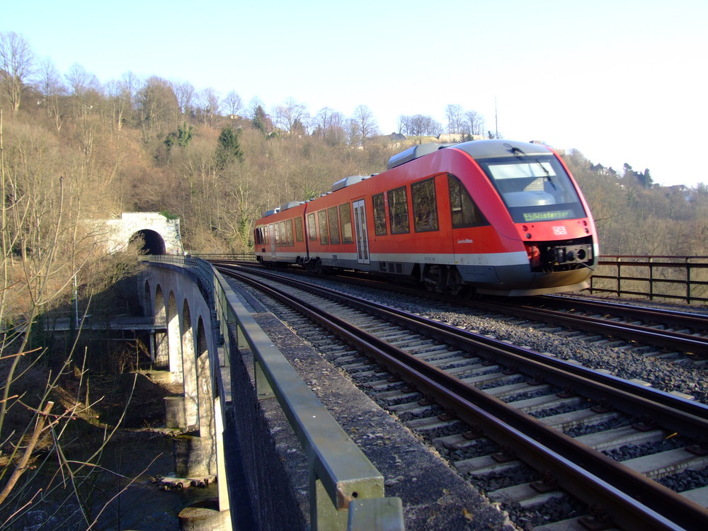 Schloßbergtunnel  und Viadukt in Arnsberg mit Regionalbahn Sauerlandexpess