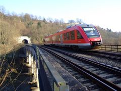 Schloßbergtunnel  und Viadukt in Arnsberg mit Regionalbahn Sauerlandexpess