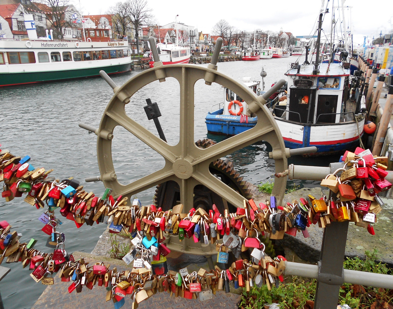 "Schlossbrücke" (=Bahnhofsbrücke) über den Alten Strom in Warnemünde