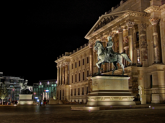 Schlossfassade mit Reiterstandbilder