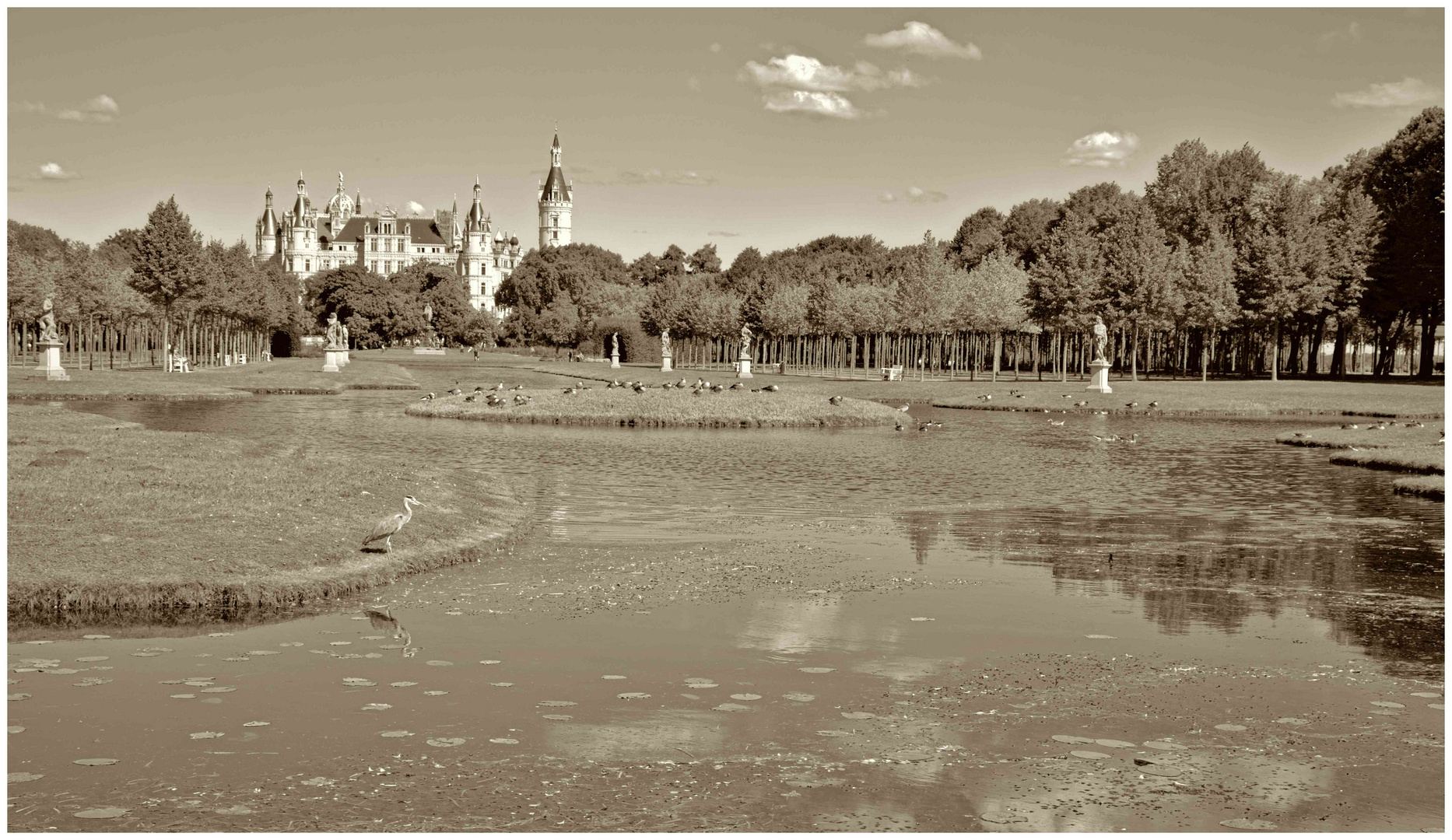 Schlossgarten mit barockem Kreuzkanal