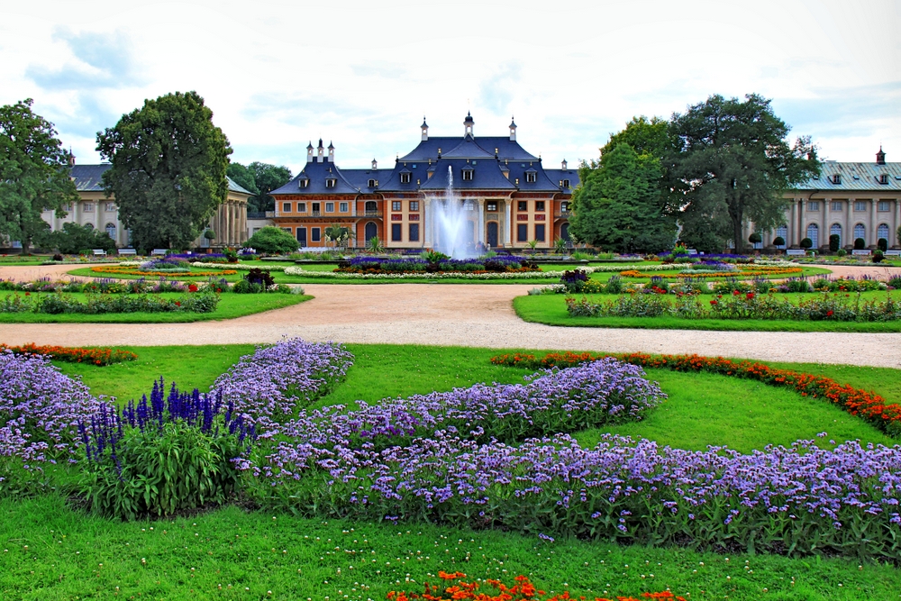 Schlossgarten mit Springbrunnen