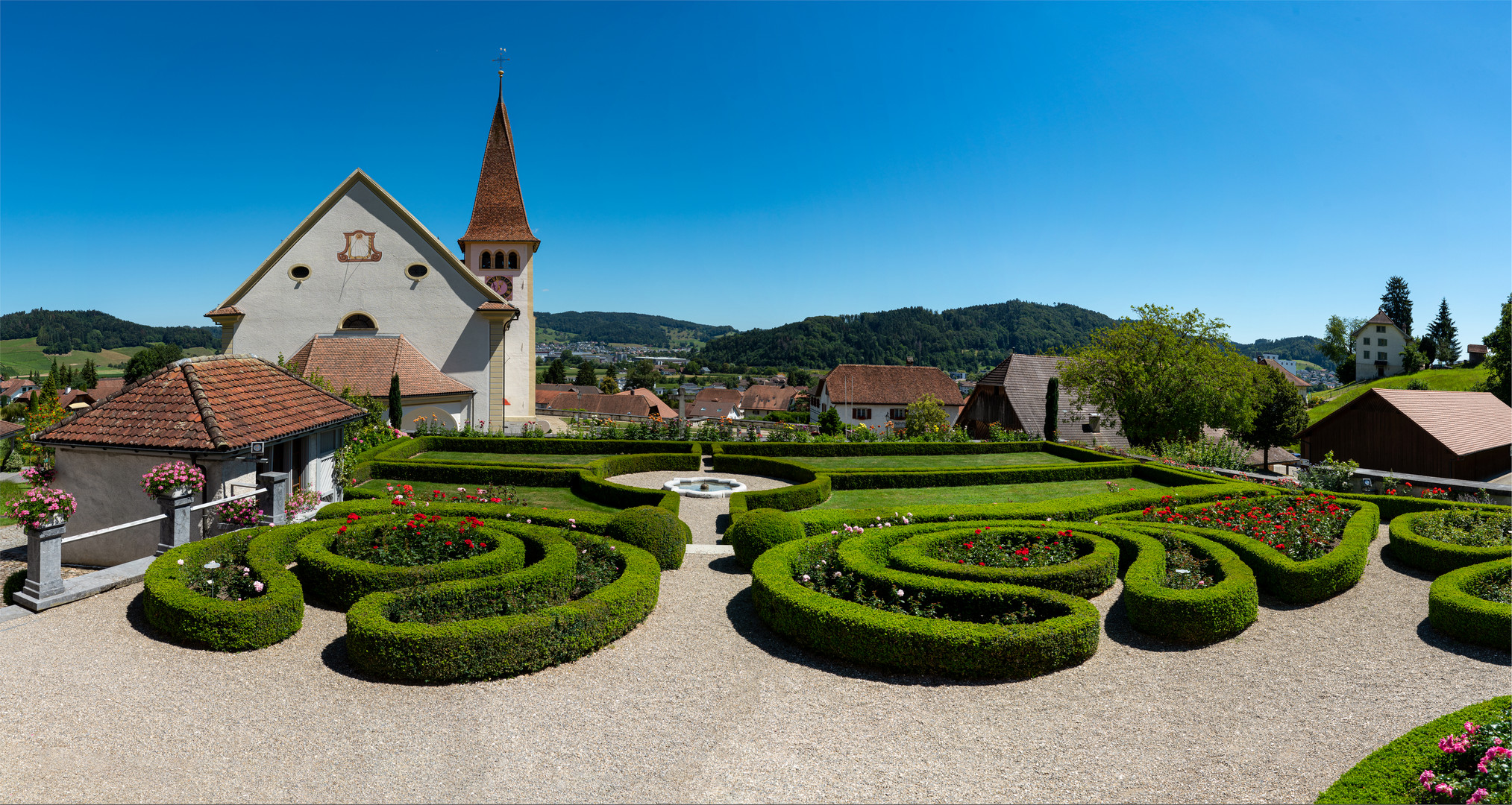 Schlossgarten vor der Kirche