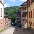 Schloßgasse in Weinheim/Bergstraße mit Blick auf die Wachenburg