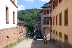 Schloßgasse in Weinheim/Bergstraße mit Blick auf die Wachenburg