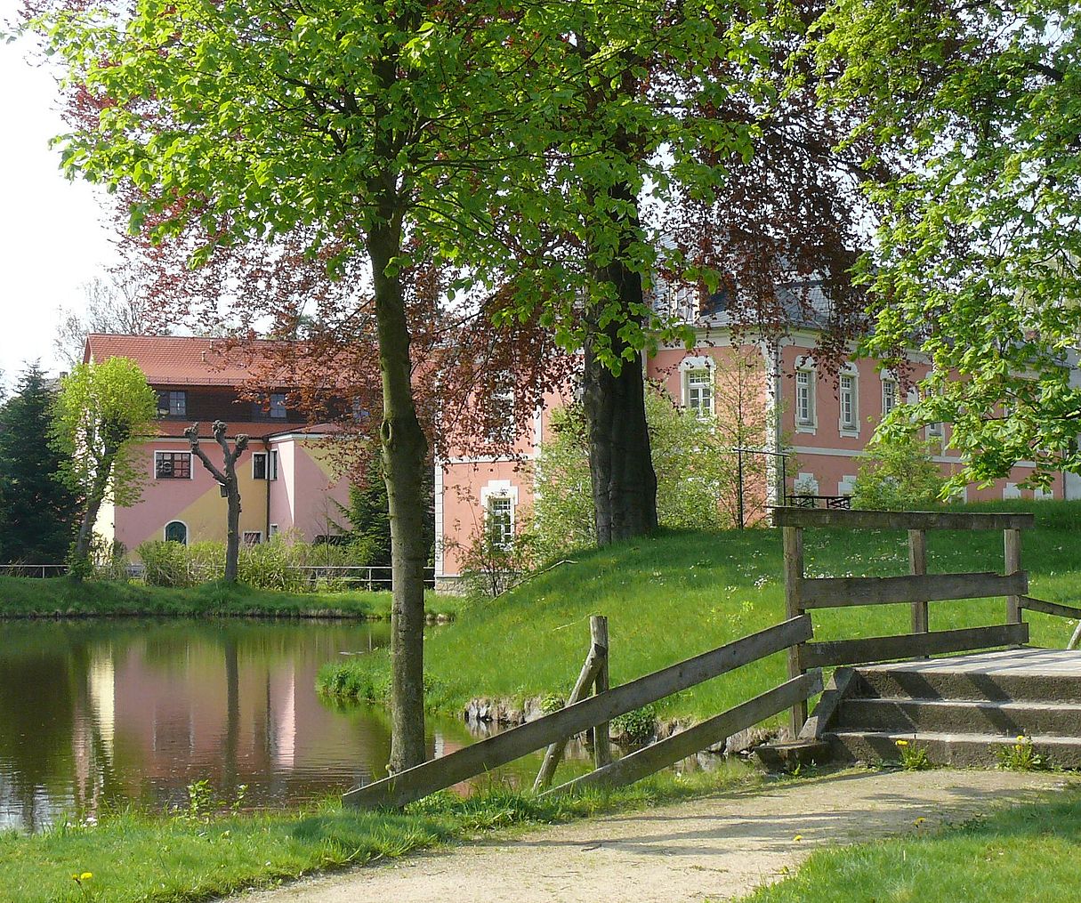 Schlossgebäude spiegeln sich