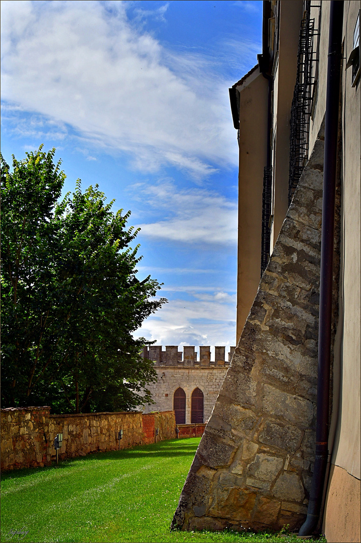 = Schlossgelände mit Bastionsturm =