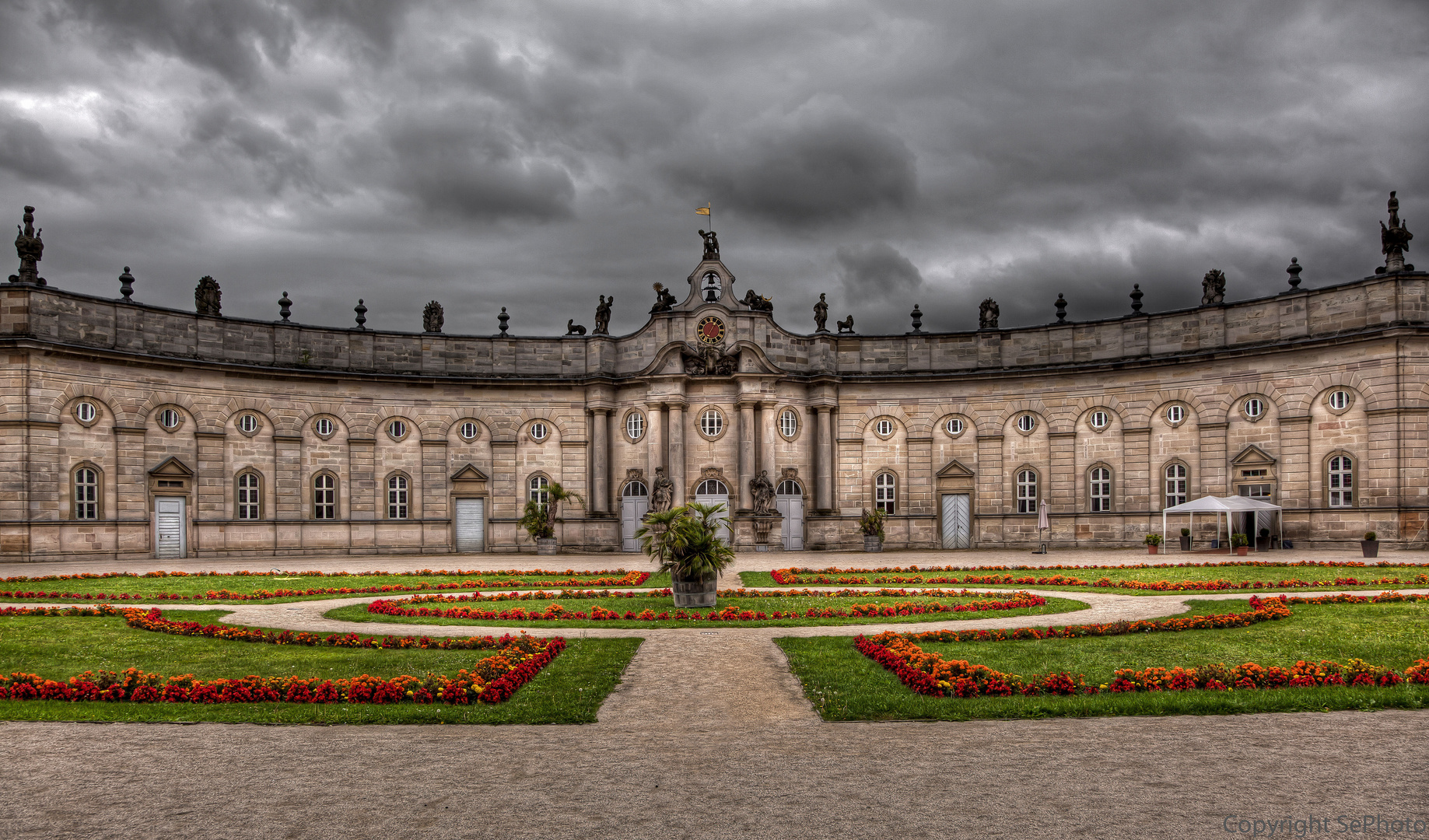 -Schlosshof-