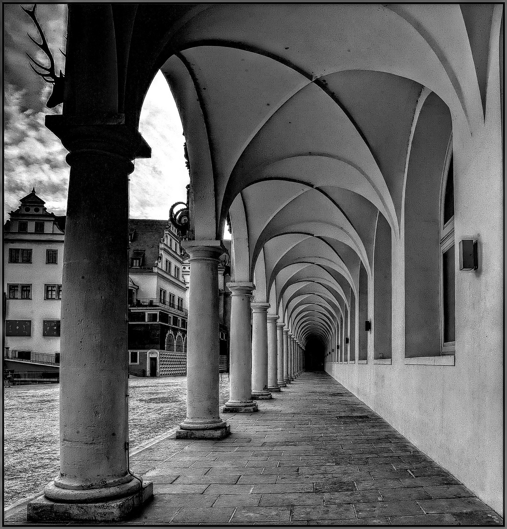 Schlosshof Arkaden in Dresden .....