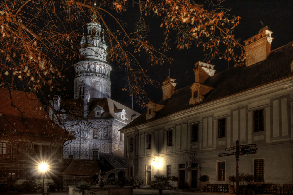 Schloßhof bei Nacht