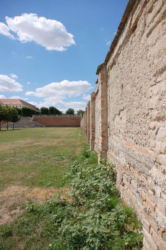 Schloßhof ... der Mauer entlang ...