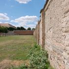 Schloßhof ... der Mauer entlang ...