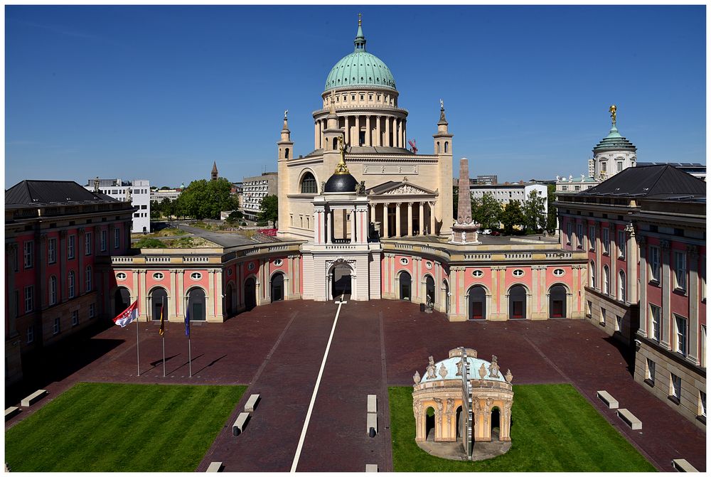 Schlosshof mit Nicolaikirche