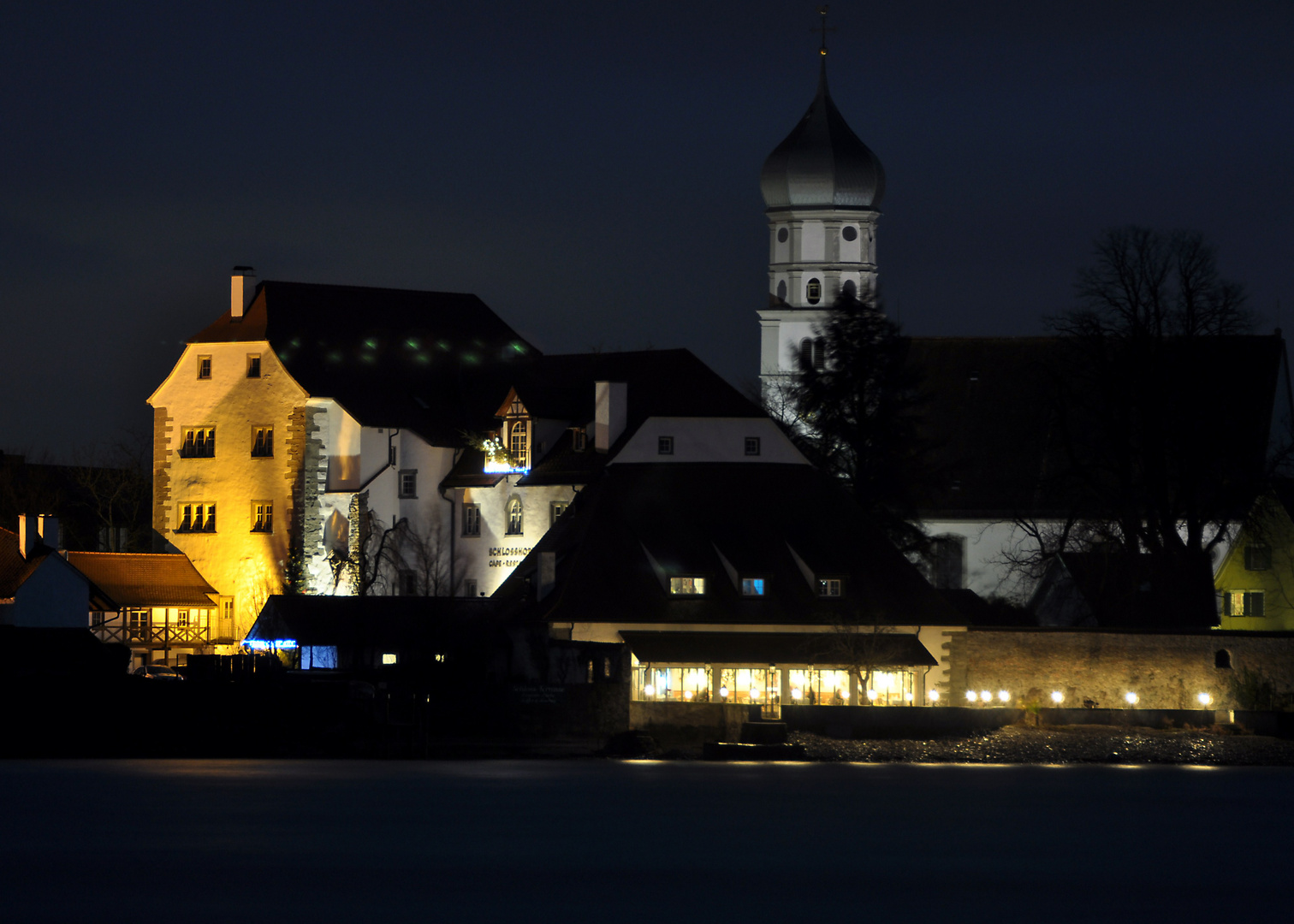 Schlosshotel Wasserburg mit Kirche