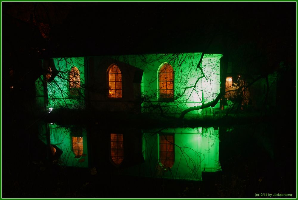 Schlosskapelle im Schlosspark Herten einmal anders ausgeleuchtet