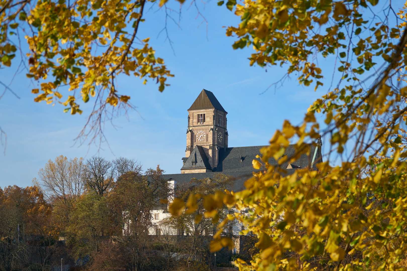 Schlosskirche mit Laub-Dekoltee