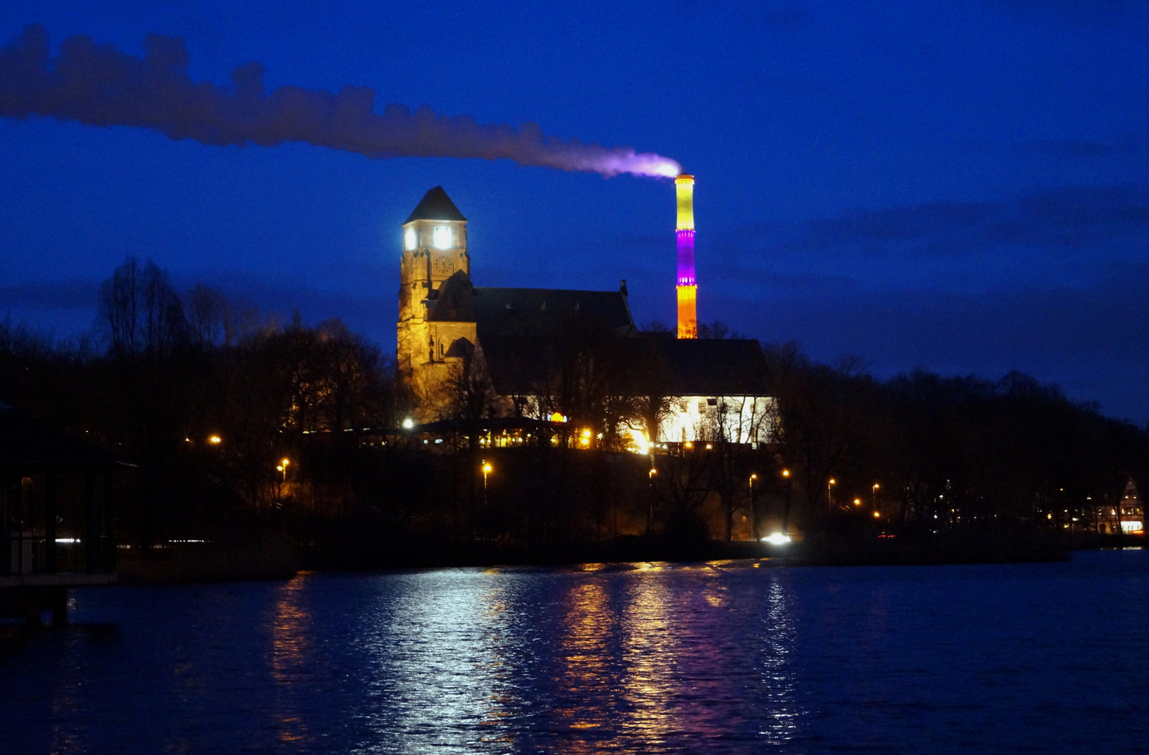 Schloßkirche und bunte Esse von Chemnitz