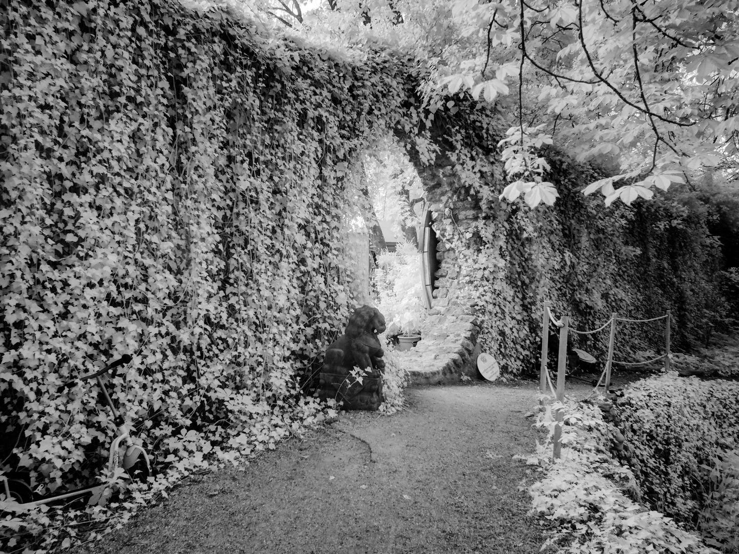 Schloßpark Dennenlohe, das runde Tor von hinten. 