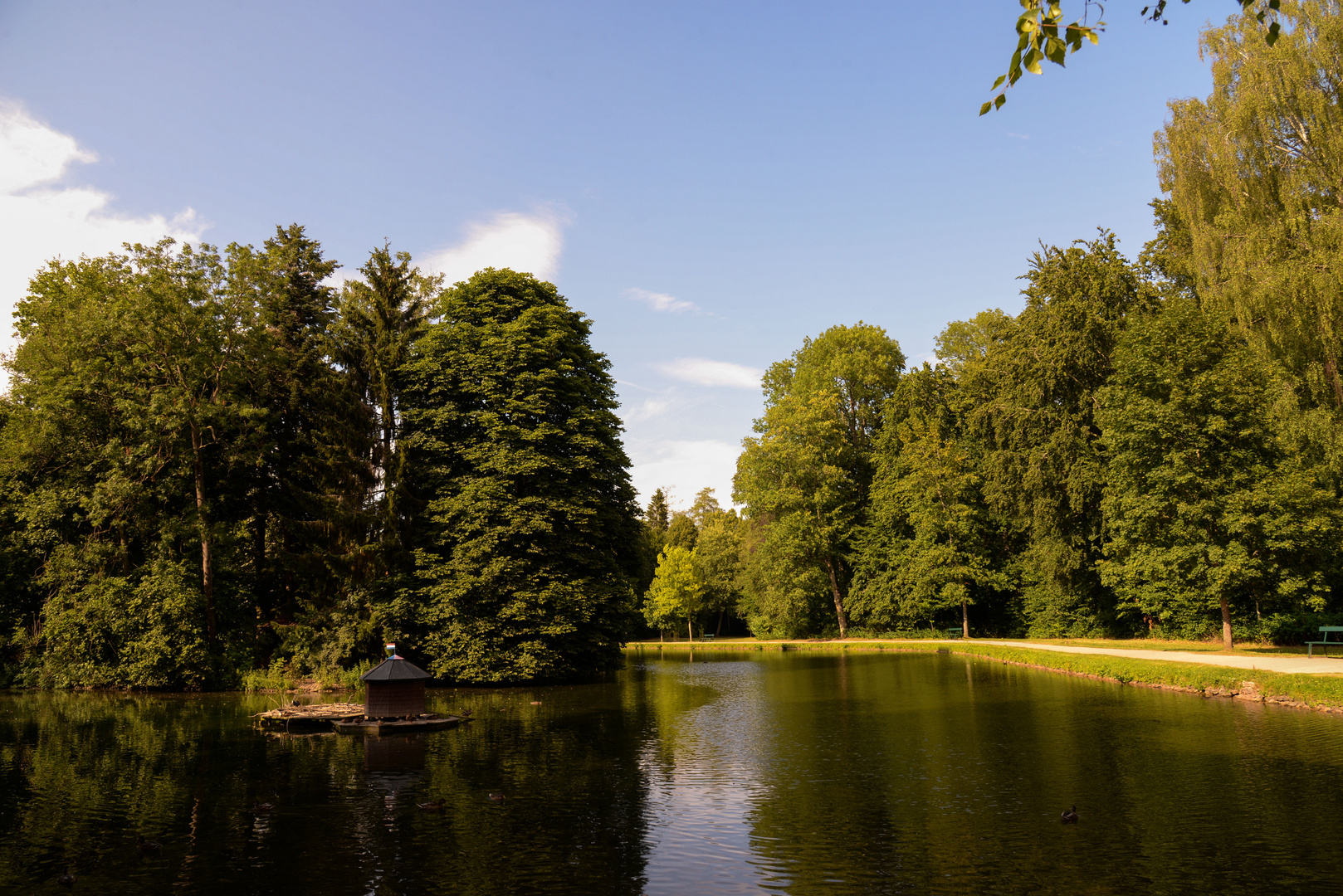 Schlosspark im Abendlicht