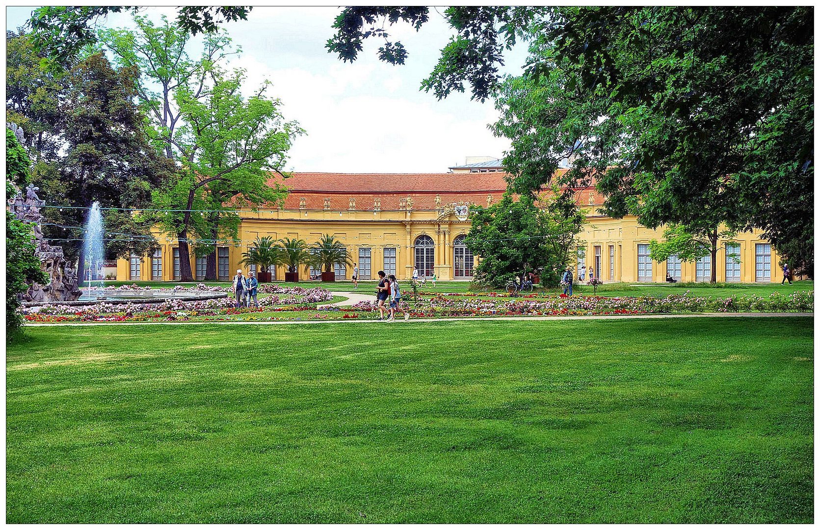 Schlosspark mit Orangerie