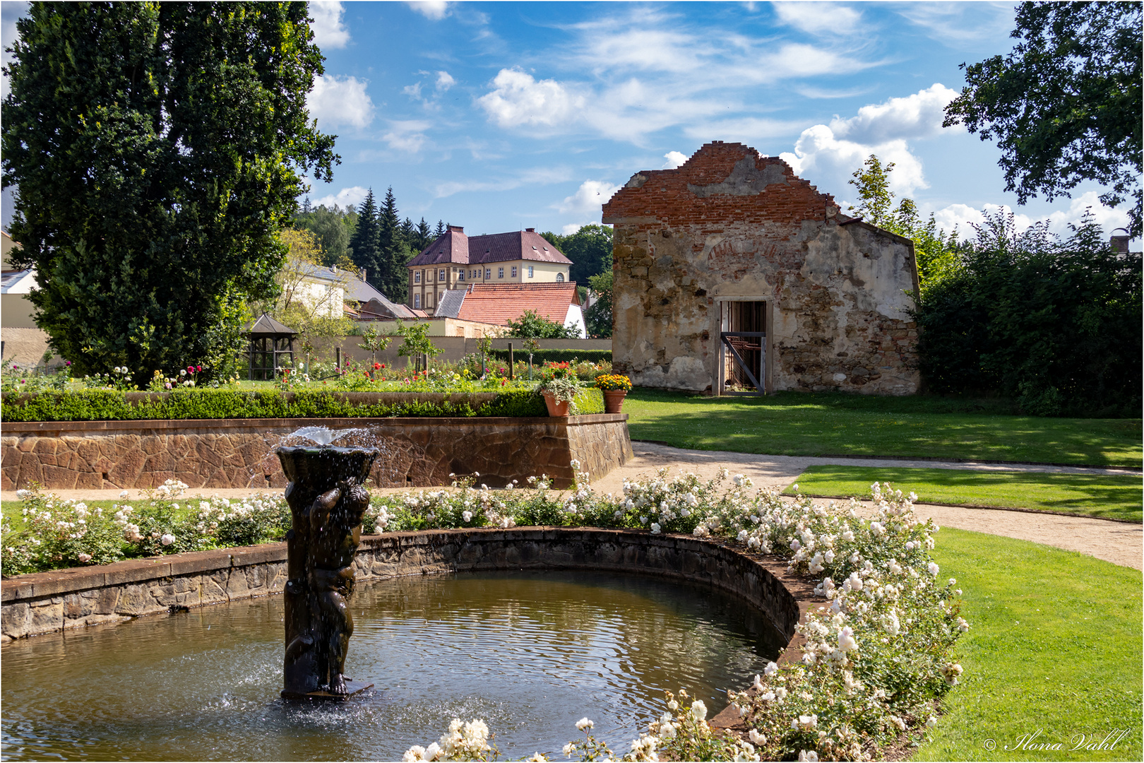 Schlosspark mit Ruine