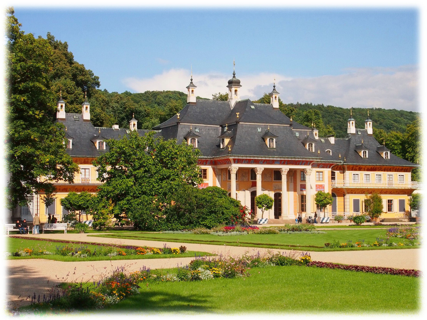 Schloßpark Pillnitz - Bergpalais mit barockem Lustgarten