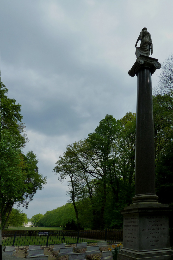 Schlosspark Tegel, Blick vom Humboldtgrab zum Schloss