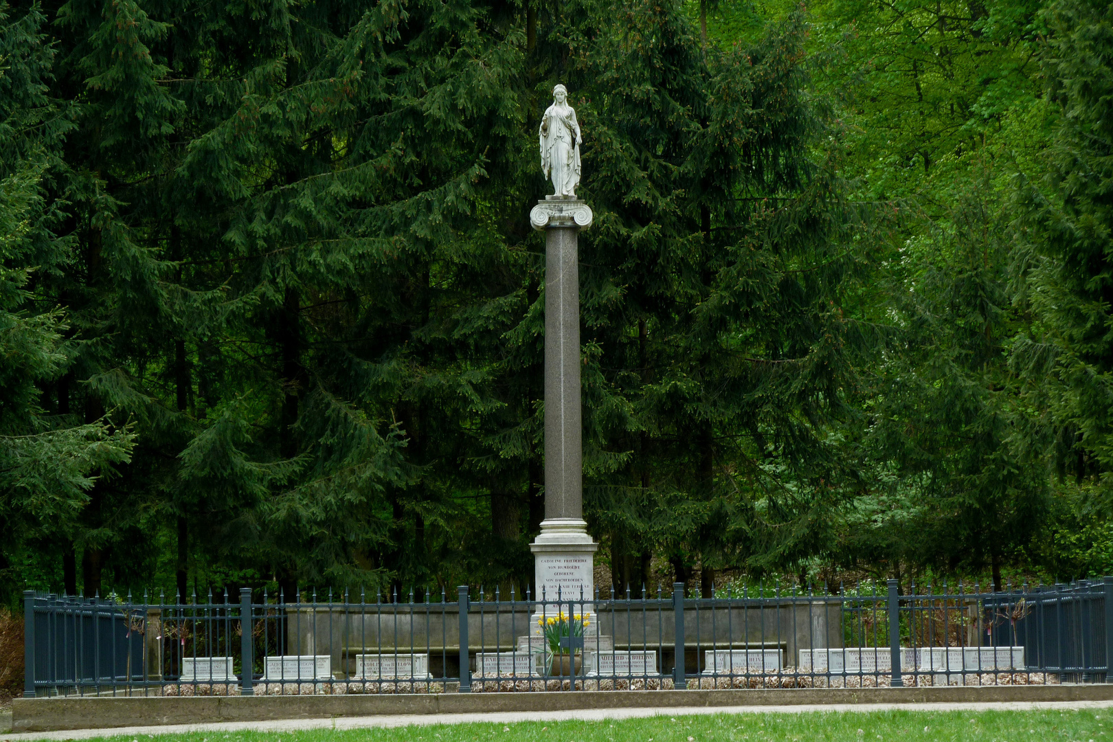 Schlosspark Tegel, Grabstätte der Familie von Humboldt