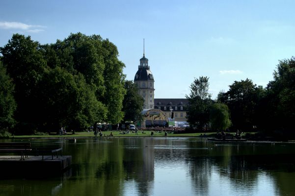 Schloßpark - Teich mit SWR 4 Bühne dahinter