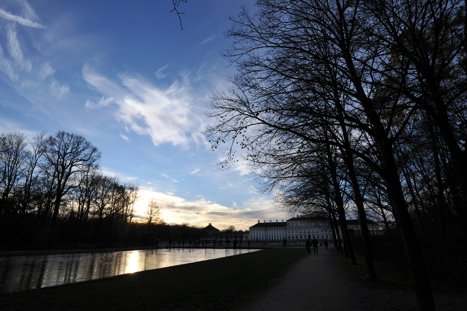 Schlosspark_Oberschleissheim_an_einem_schoenen_warmen_Sonntag_04