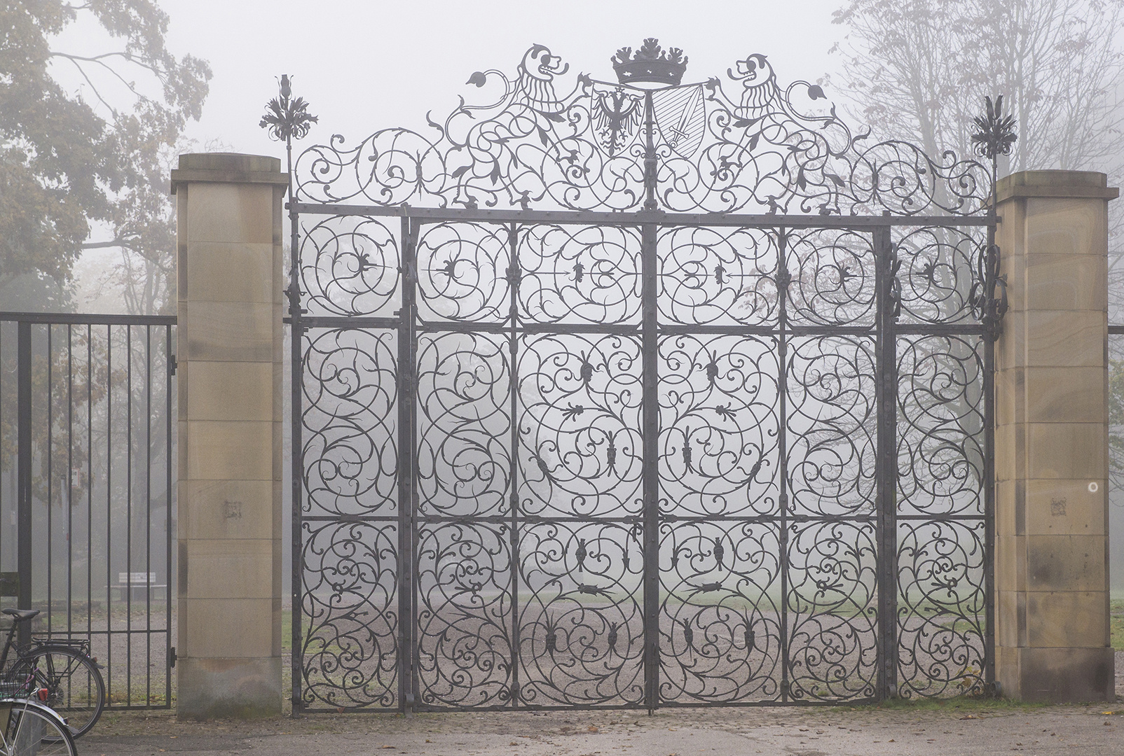 Schlossparktor im Nebel