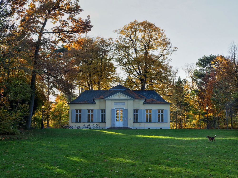 Schlosspavillon im Herbst