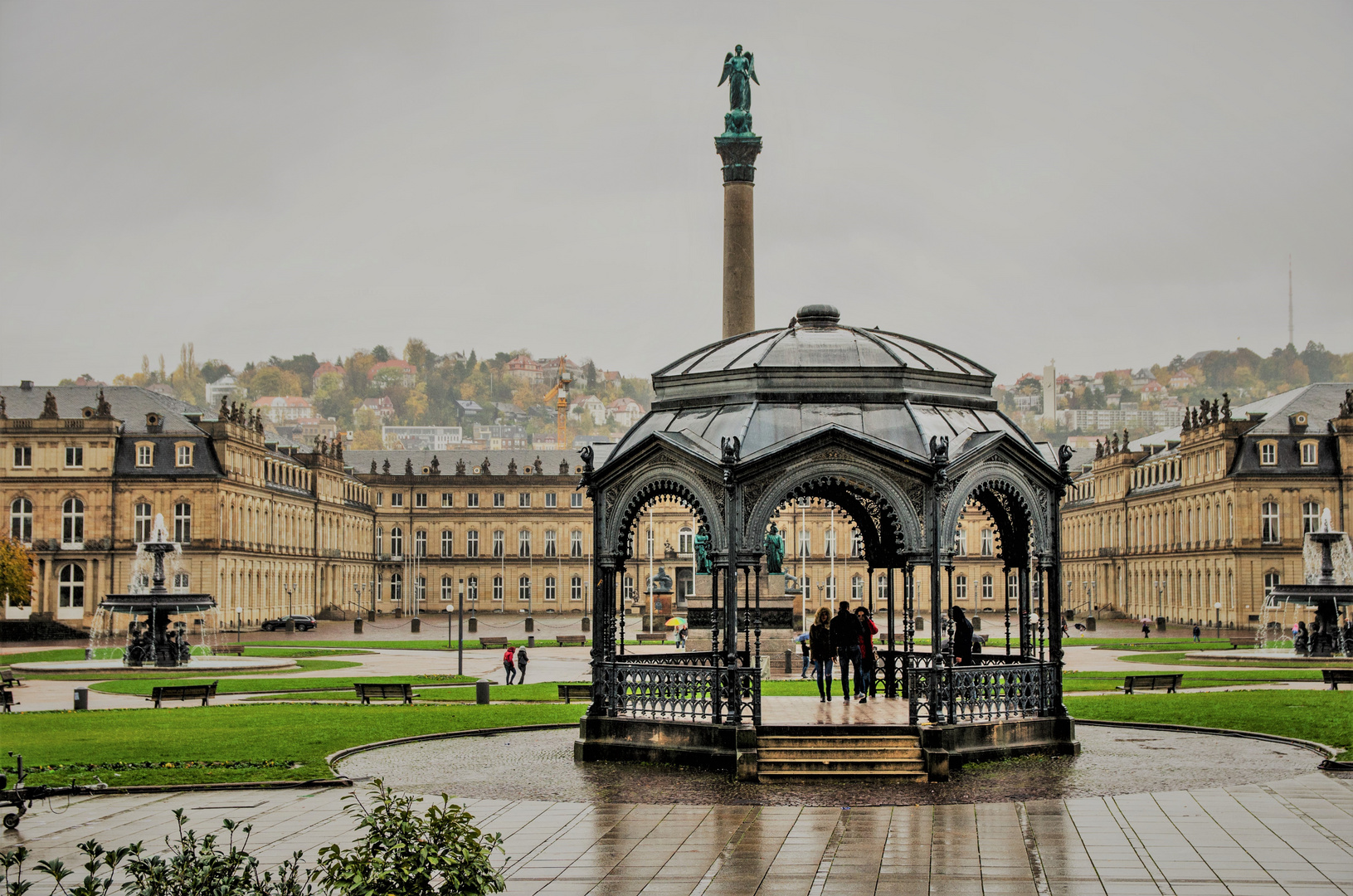 Schloßplatz beim Regen