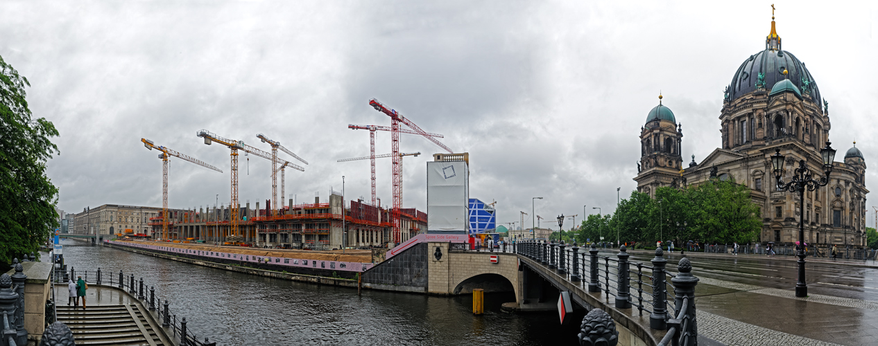 ... Schloßplatz in Mitte ...