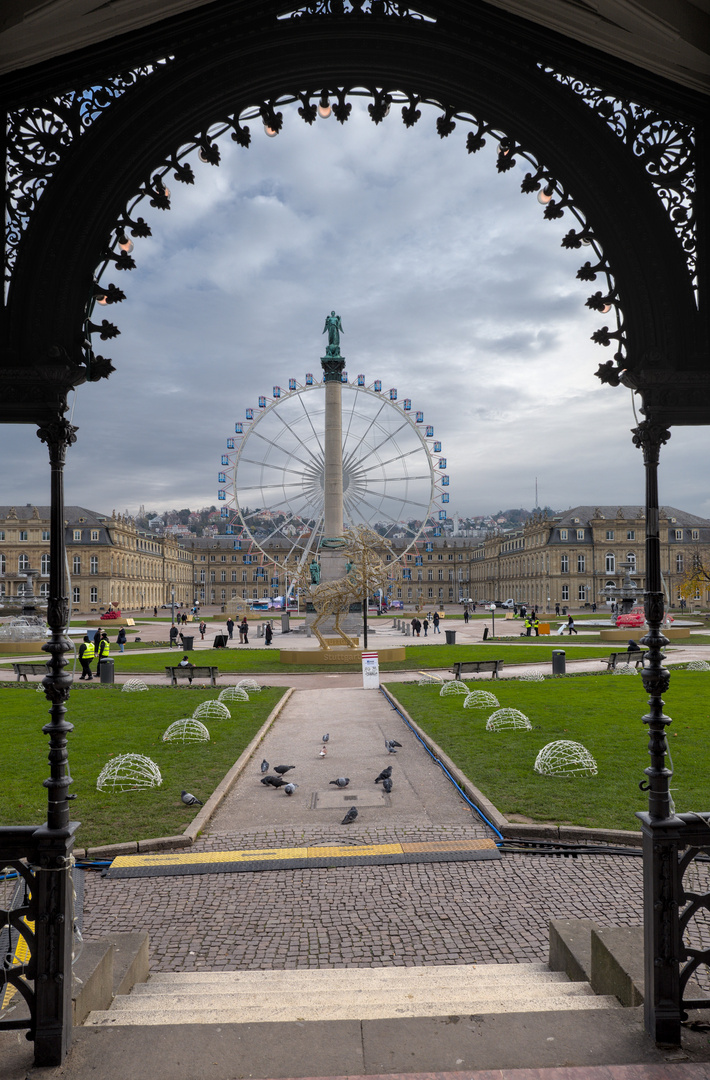 Schlossplatz in Stuttgart zum Weihnachtsmarkt