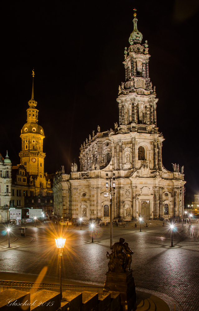 Schlossplatz mit Katholischer Hofkirche