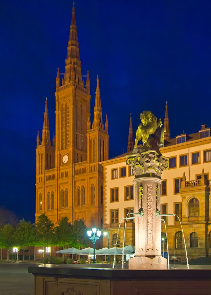 Schloßplatz mit Marktbrunnen, Neues Rathaus + Marktkirche Wiesbaden