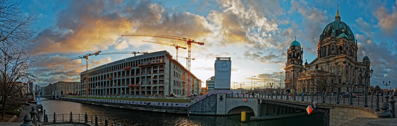 ... Schloßplatz Panorama ...