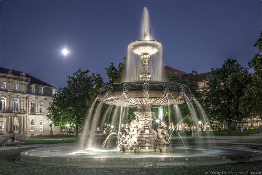 Schloßplatz Stuttgart, Brunnen, Paar auf Bank bei Vollmond, HDR