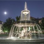 Schloßplatz Stuttgart, Brunnen, Paar auf Bank bei Vollmond, HDR