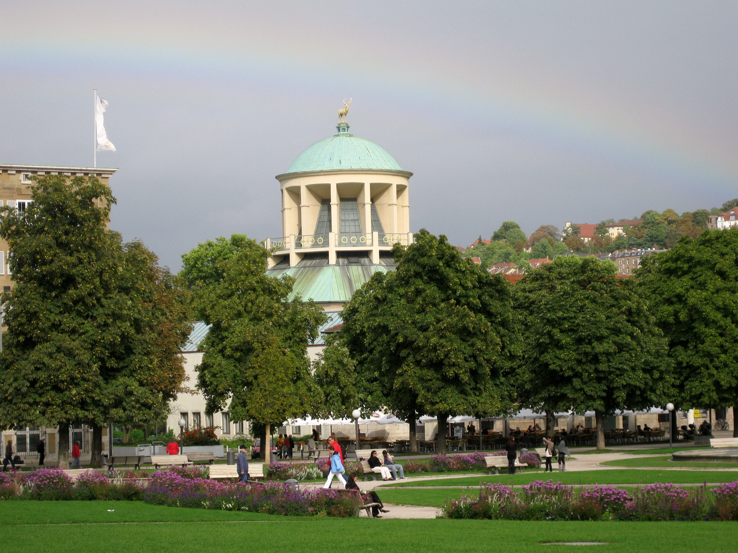 Schloßplatz und Regenbogen