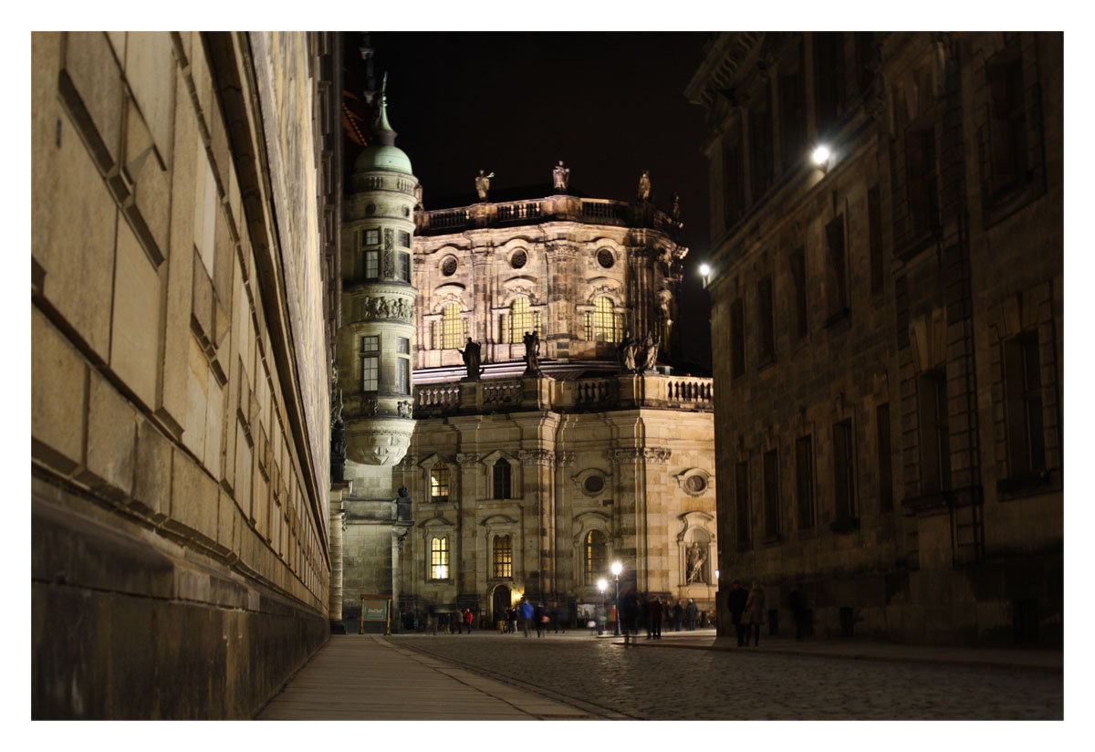 Schloßplatz von Dresden bei Nacht