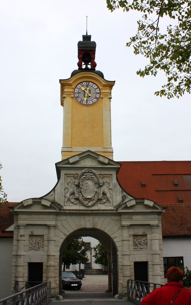 Schlossportal mit Glockenturm