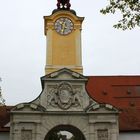 Schlossportal mit Glockenturm
