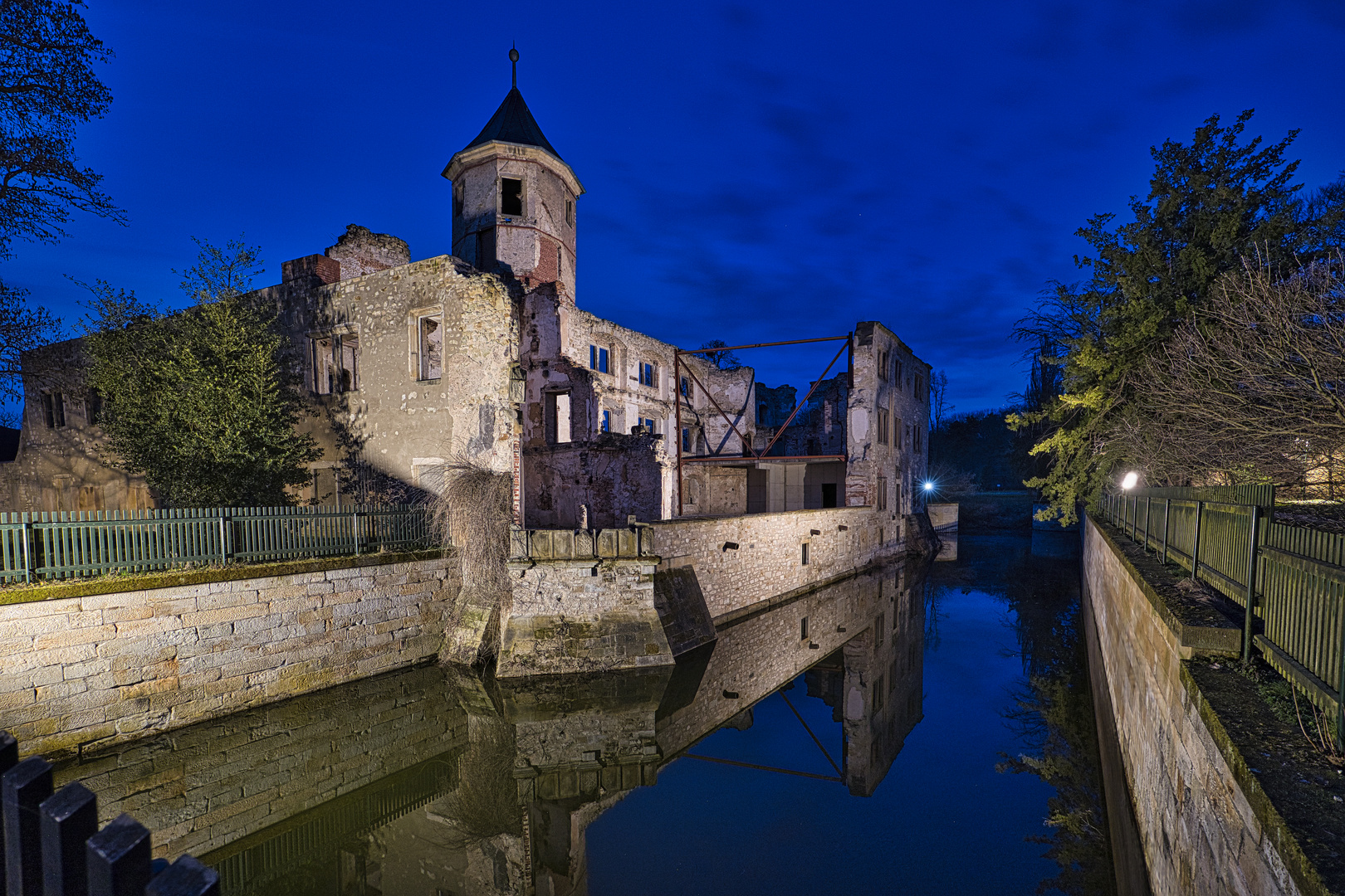 Schlossruine Harbke mit Schlossgraben