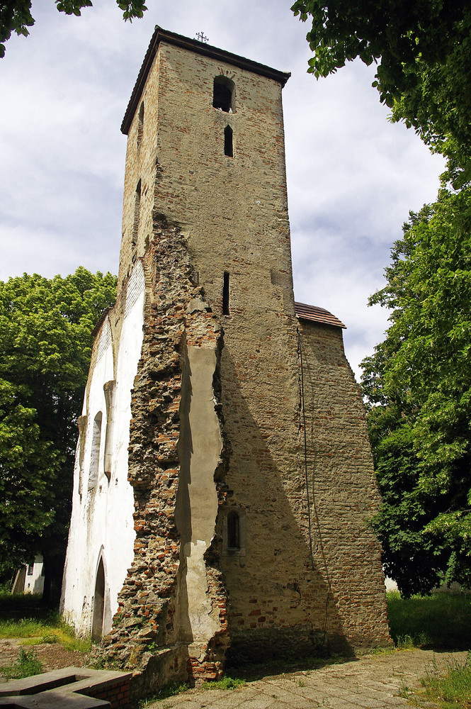 Schloßruine mit Kapellenturm