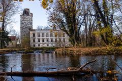 Schlossruine mit Teichlandschaft